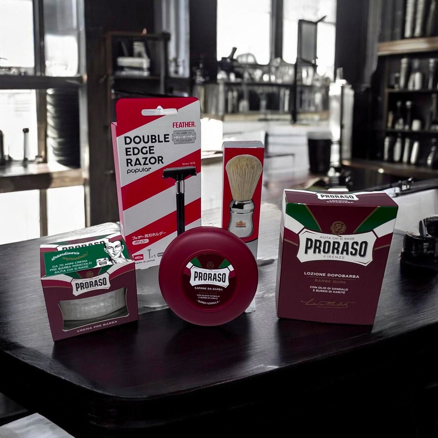 Kit Proraso Rosso Rasatura Plus - Pennello Barba Professionale “48” Omega - Crema PreBarba Sandalo e Karité Linea Rossa 100 ml Sapone da Barba Linea Rossa 150 ml Dopobarba Liquido Sandalo e Karité 100 ml Proraso - Rasoio Popular Double Edge Feather